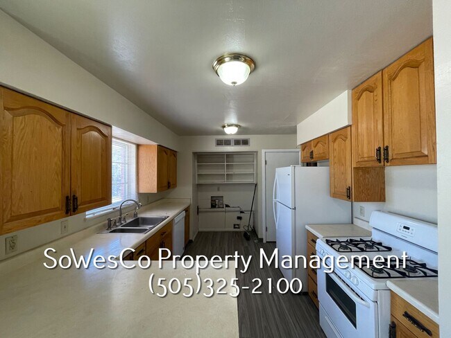 Foto del edificio - 3 Bedroom 2 Bath, Newer Flooring, Paint & ...
