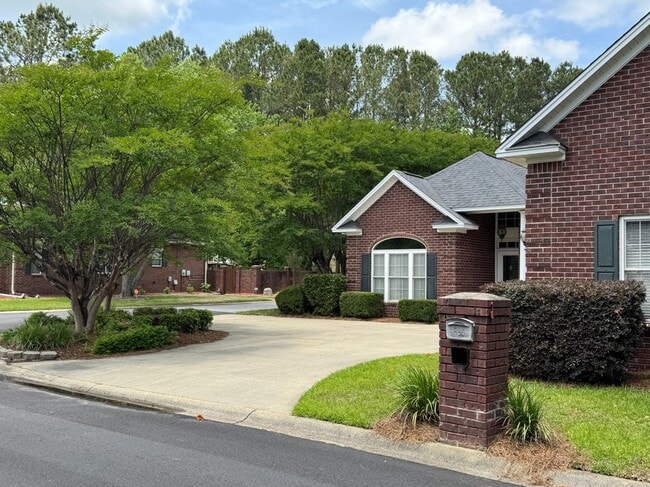 Building Photo - 895 W Glouchester Dr