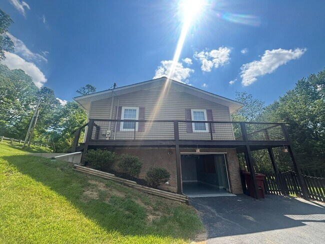 Foto del edificio - Fully Updated 2BR with Garage, Fenced Yard & Prime Johnson City Location