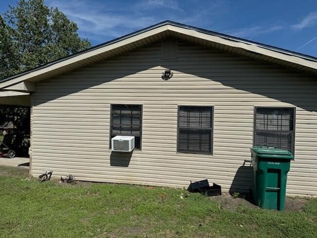 Building Photo - 109 W Robin Ln