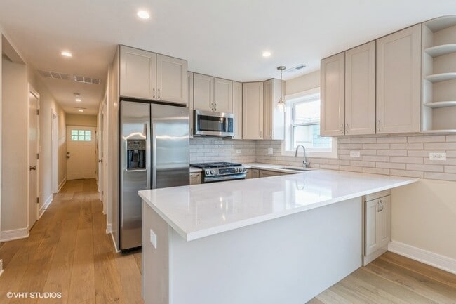 Foto del edificio - 7026 W Diversey Ave