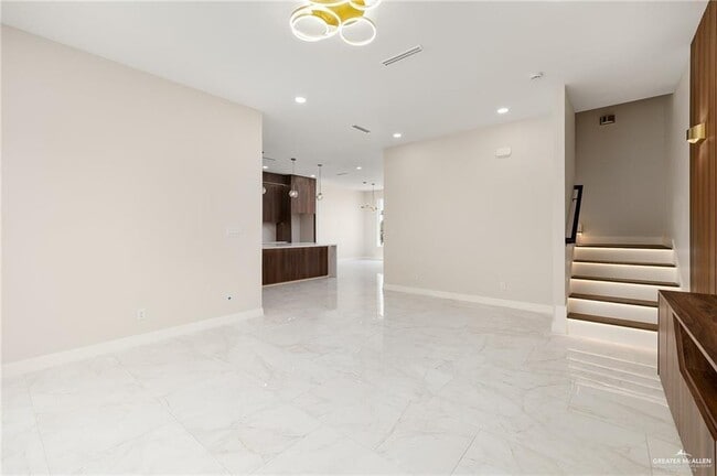 Building Photo - 16 Solar E Dr