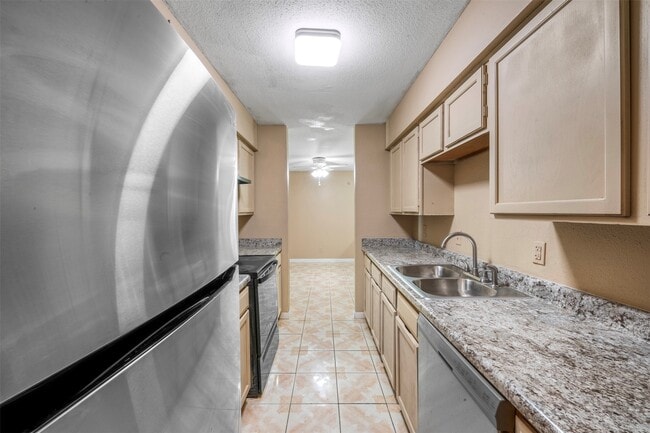 Building Photo - 9700 Leawood Blvd