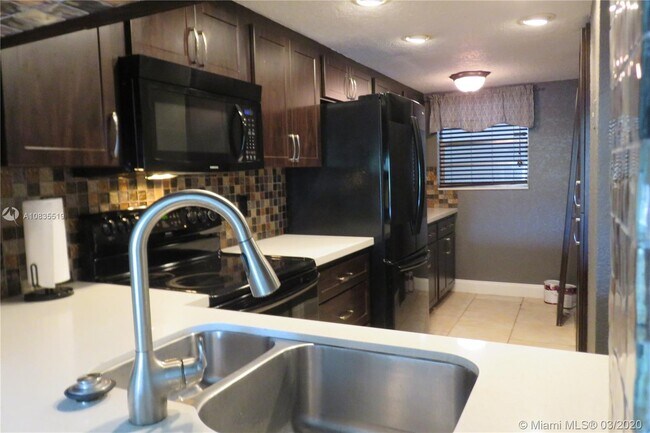 Building Photo - 7460  Woodmont  102 Tamarac Fl 33321