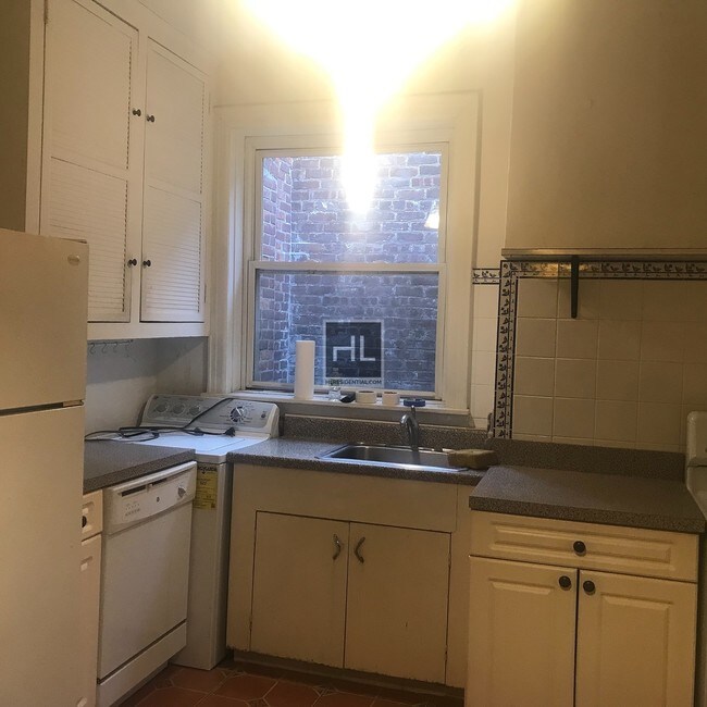 Building Photo - 2 Bedroom Apartment with Terrace