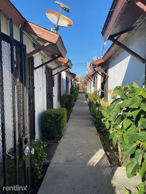 Foto principal - Studio, 1 bath House - 5721 Gage Ave Apt 2W