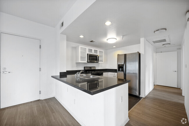 2BR, 2BA - 1047 SF - Bixel at Fifth