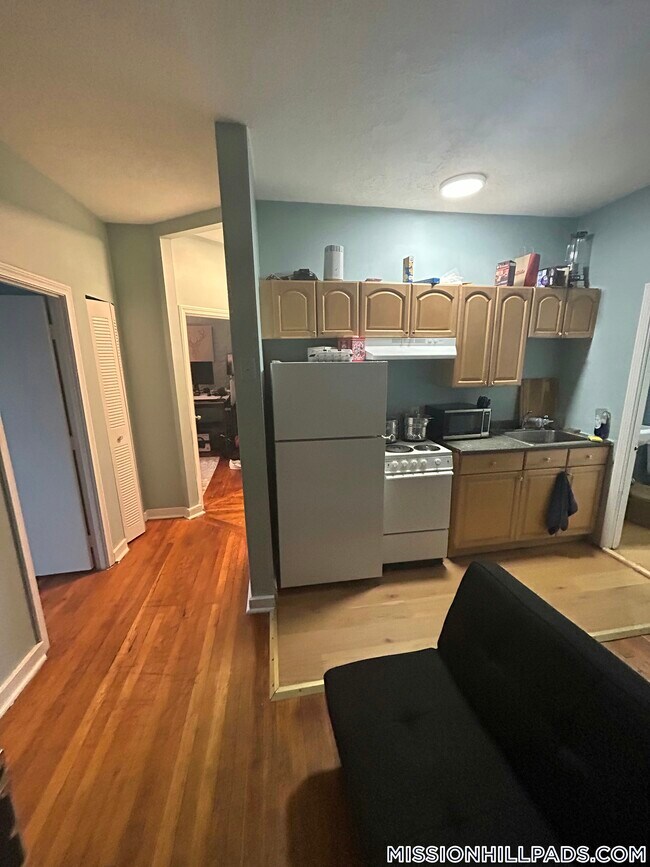 Building Photo - 894 Huntington Ave