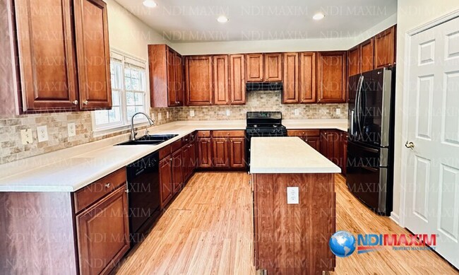 Foto del edificio - Nice house overlooking pool and playground in Duluth