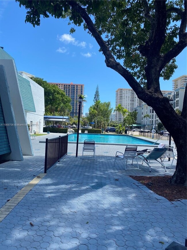 Foto del edificio - 200 177th Dr