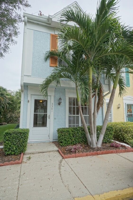 Foto principal - 2-Bedroom, 2 1/2-Bath, Gated South Tampa C...