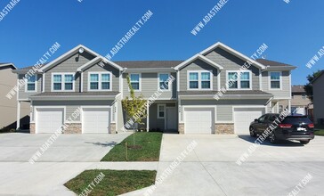 Building Photo - 324 N 4th Terrace