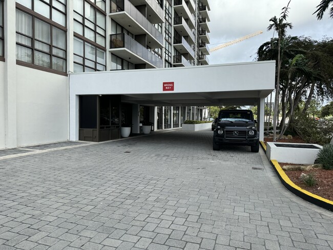 Foto del edificio - 600 NE 36th St