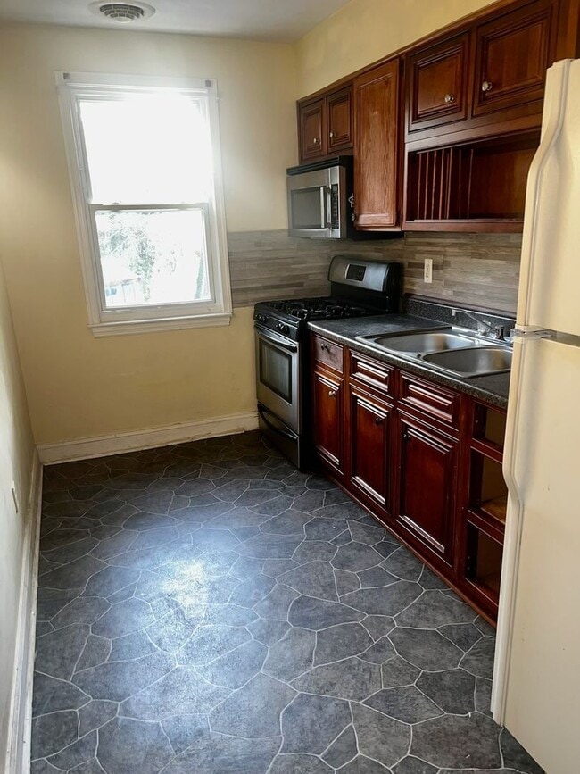 Building Photo - 5720 Simmonds Ave