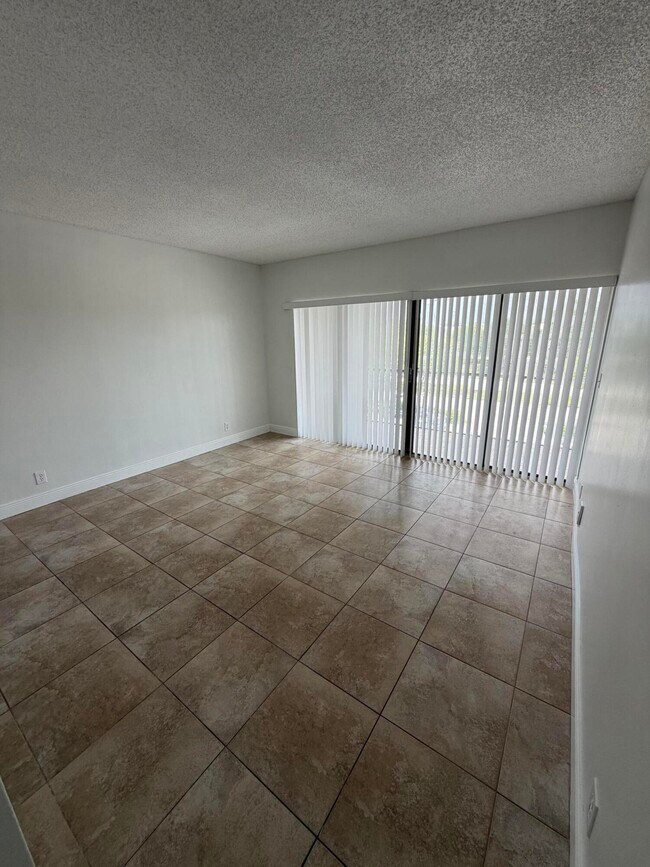Foto del edificio - 2500 Coral Springs Dr