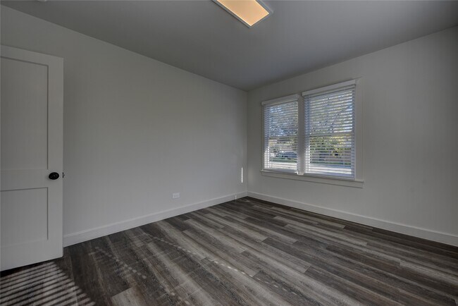 Foto del edificio - 1311 Higgins St