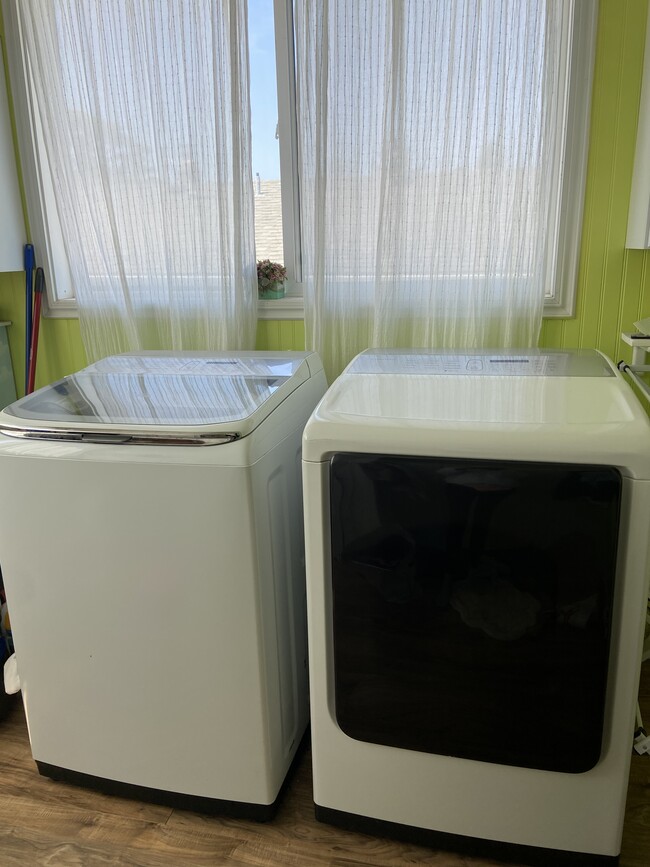 Building Photo - 717 10th Ave