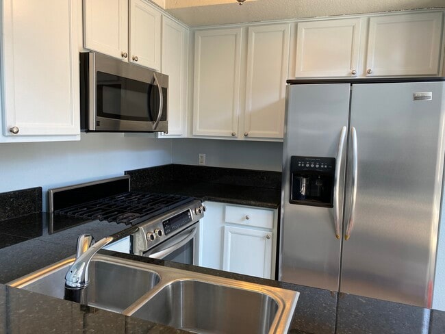 Kitchen - 1633 S Bentley Ave