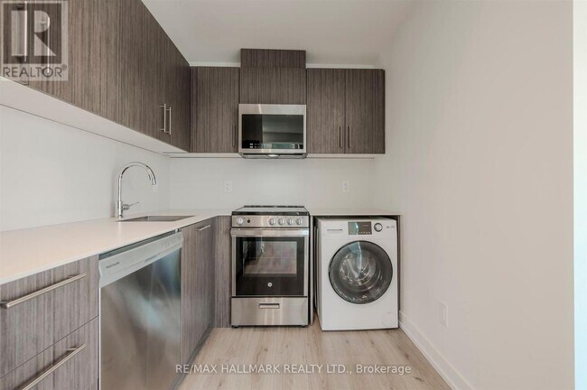 Building Photo - 861 Sheppard Ave W
