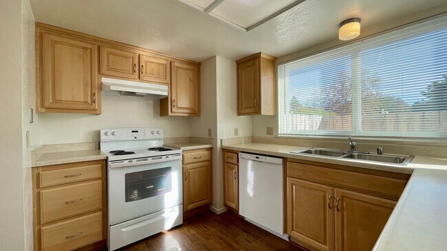 Foto del edificio - 2 Bedroom Townhouse Near Downtown SLO w/ G...