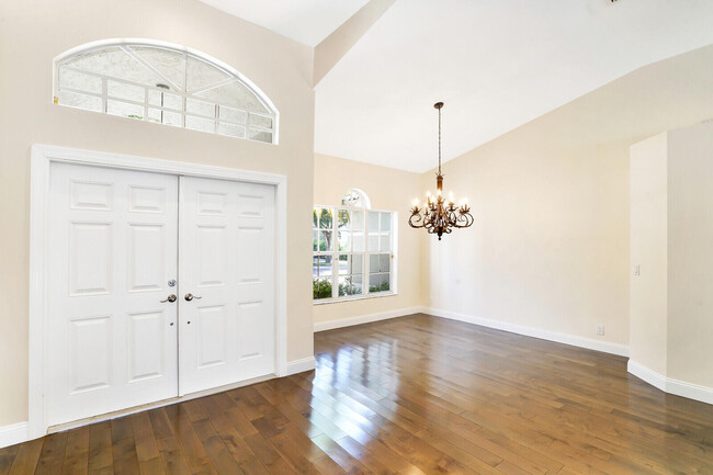 Building Photo - 1001 Parkside Cir N