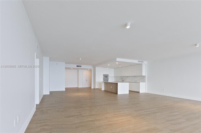 Foto del edificio - 700 NE 24th St