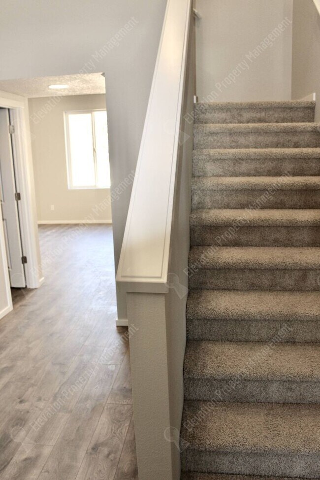 Building Photo - Home in Desirable Stone Creek – Close to t...