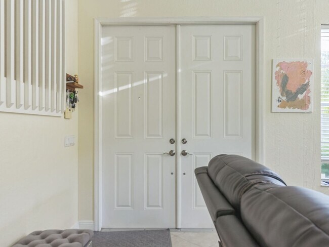 Building Photo - 5 Bedroom Single Family Home in Highly Cov...
