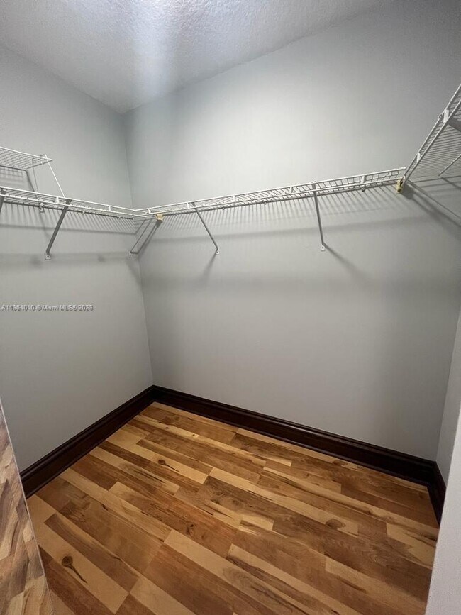 Foto del edificio - 649 E Sheridan St
