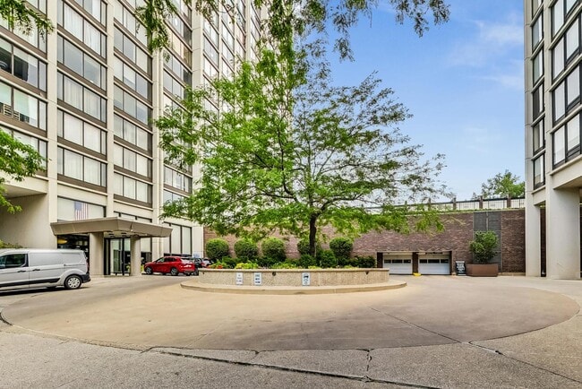 Building Photo - 5455 N Sheridan Rd