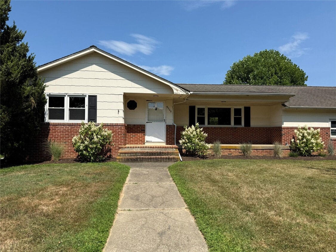 Foto principal - 3220 Delmar Dr