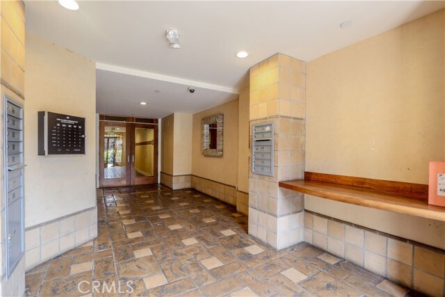 Building Photo - 1420 S Bundy Dr