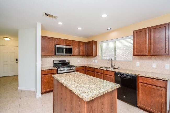 Foto del edificio - 15407 Key Crest Ln