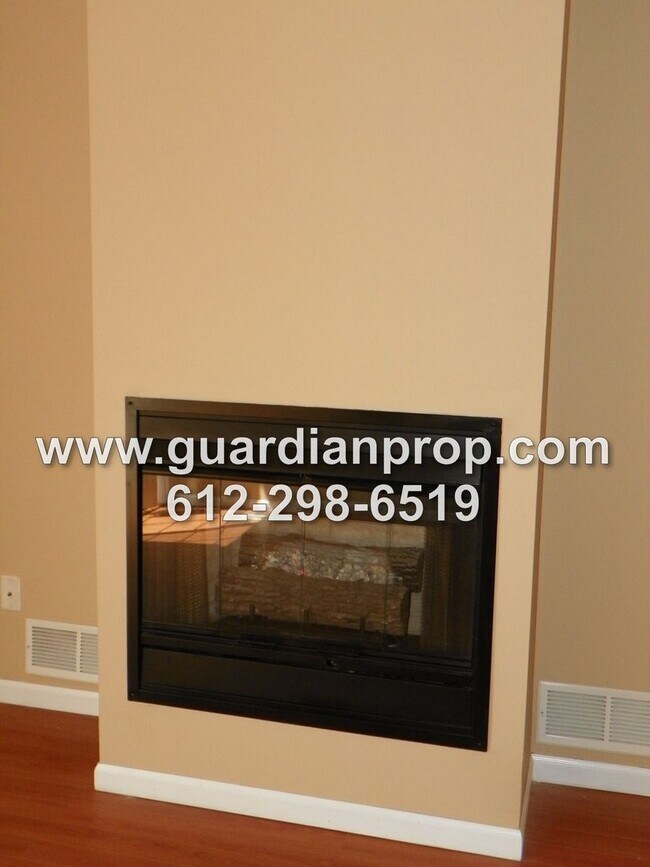 Foto del edificio - Townhouse Available June 1st, Open Floor Plan, Fireplace, Patio, Attached Garage