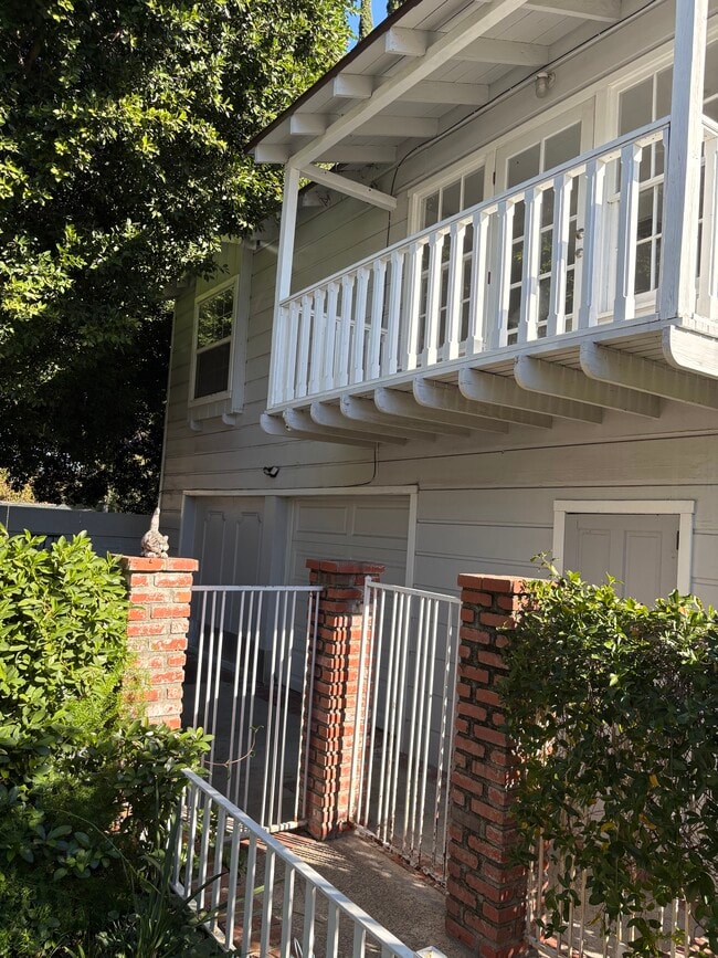 Building Photo - 5516 Vanalden Ave