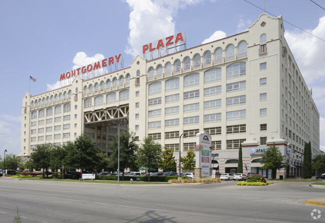 Foto del edificio - Montgomery Plaza