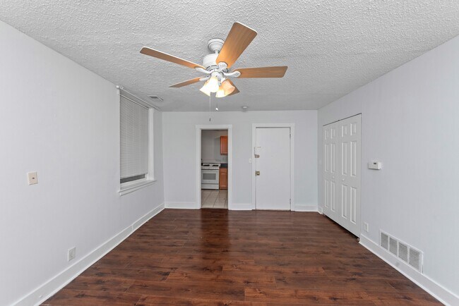 Foto del edificio - 3727 N Pine Grove Ave