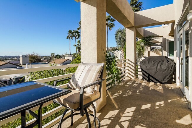 Foto del edificio - PENTHOUSE-STYLE UNIT IN SIGNAL HILL  w/180 degree Views 3Br/2Ba $3750mo