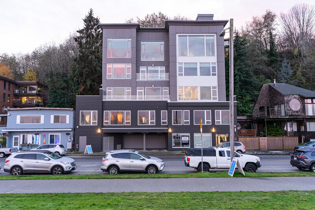 Building Photo - 1709 Harbor Ave SW