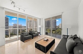 Building Photo - 10 Venetian Way