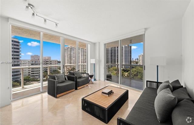 10 Venetian Way