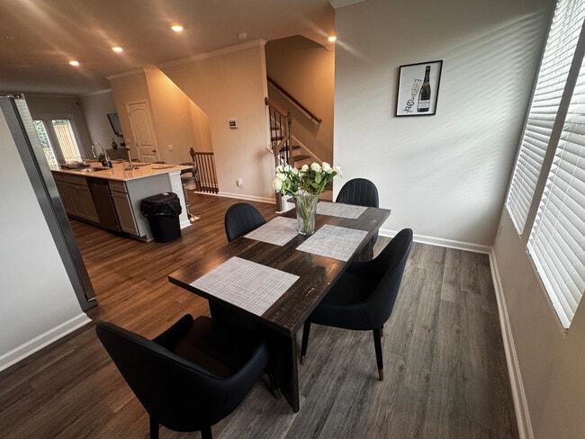 Foto del edificio - Room in Townhome on Chestnut Trce