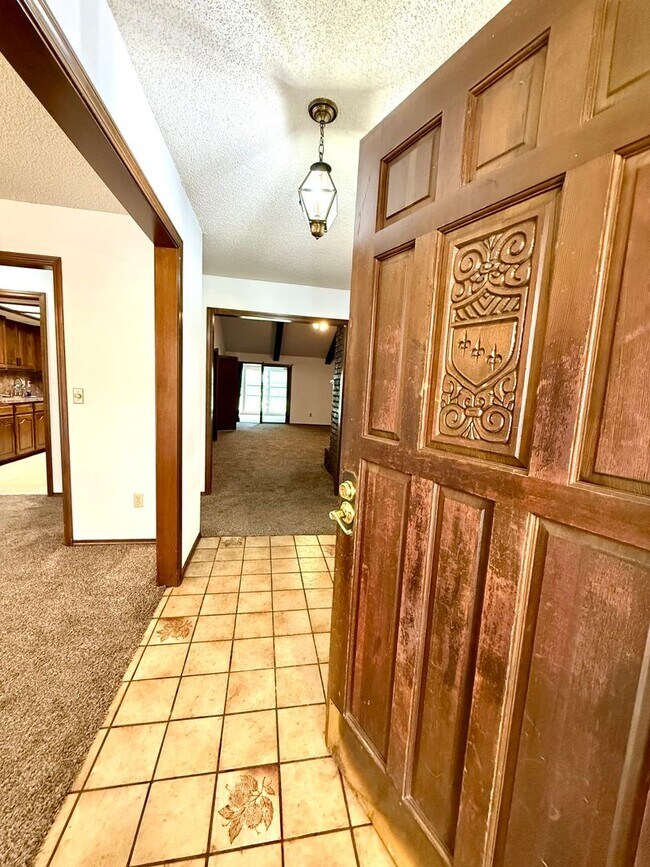 Building Photo - 4BD 2.5 Bath Pet Friendly