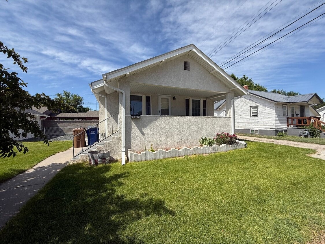 Primary Photo - Three bedrooms, one bathroom, pet friendly...