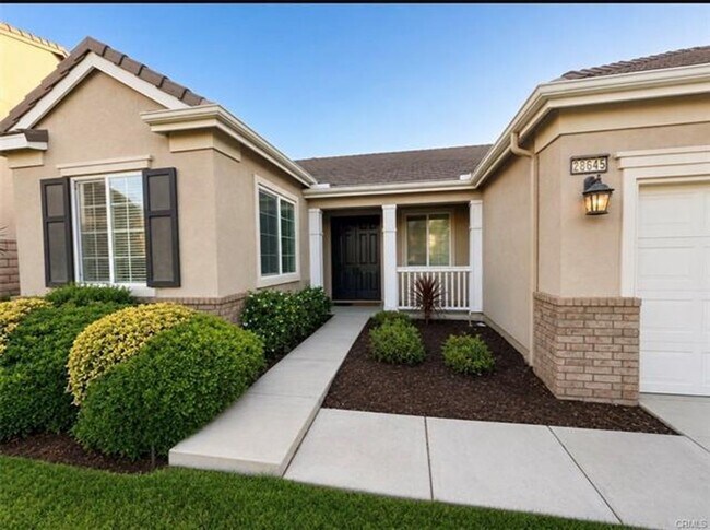 Building Photo - Spacious Single Story Home