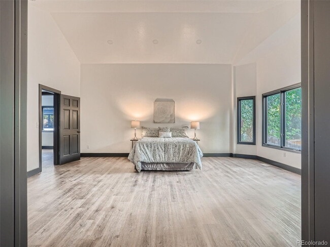 Building Photo - "Spacious 5-Bedroom Retreat with 3 Full Ba...