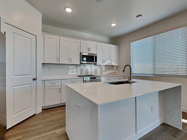 Foto del edificio - 9745 W Luxton Ln
