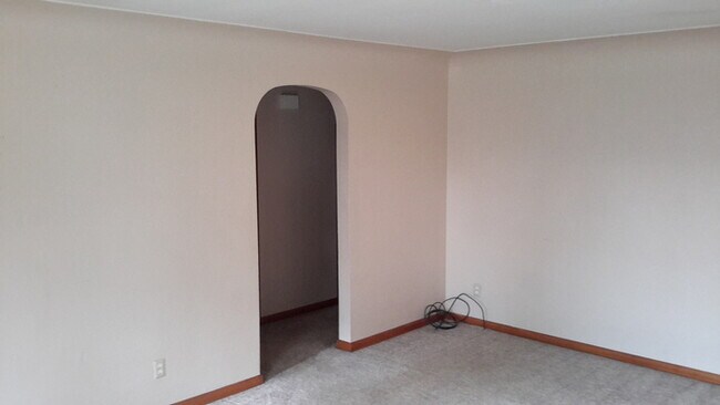 Building Photo - 2 Bed 1 Bath Duplex