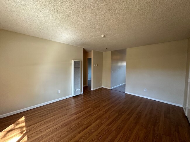 Building Photo - Cozy Charm & Modern Comfort: Spacious 1-Be...