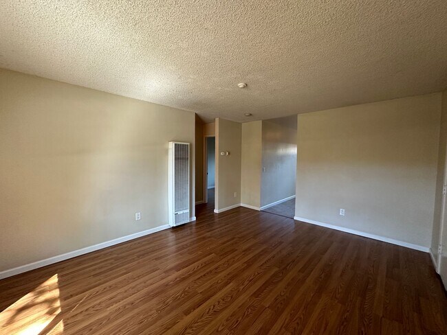 Foto del edificio - Cozy Charm & Modern Comfort: Spacious 1-Be...